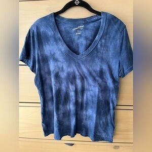 NWOT Universal Thread, M, S/S v neck light/dark blue top. Excellent condition.